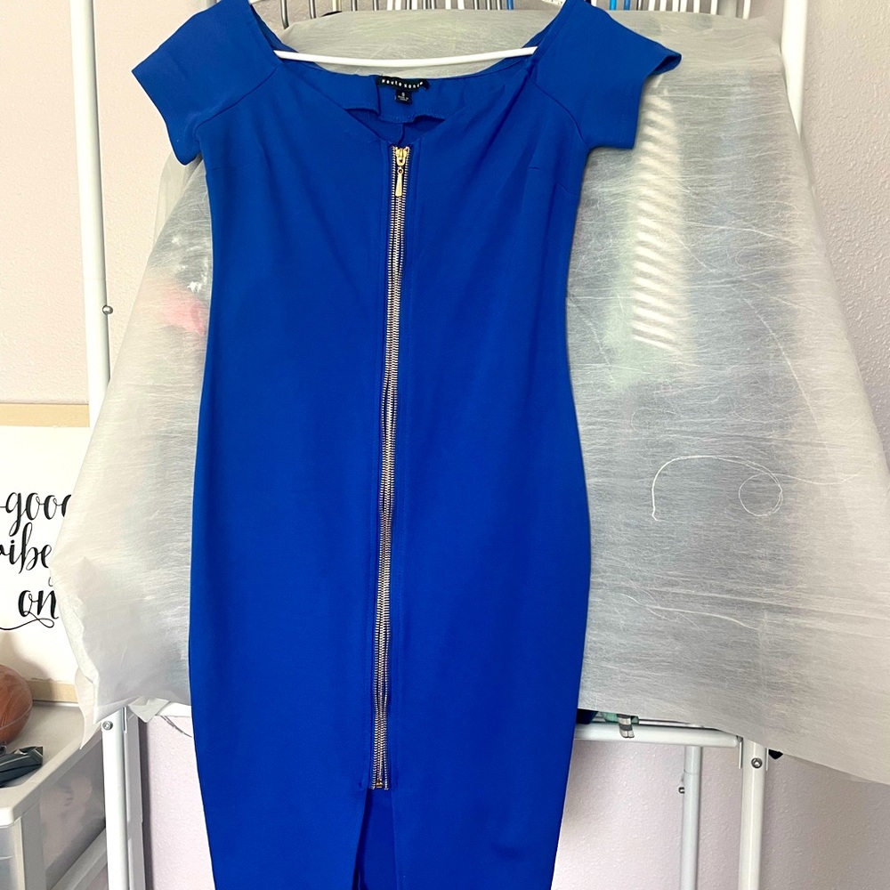 Beautiful Dress color blue never worn, size small. zipper is in front.